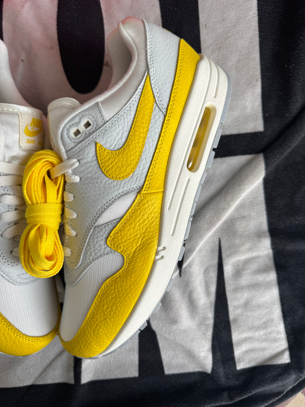 Nike Air Max 1 Tour Yellow wmns (Taille 45)