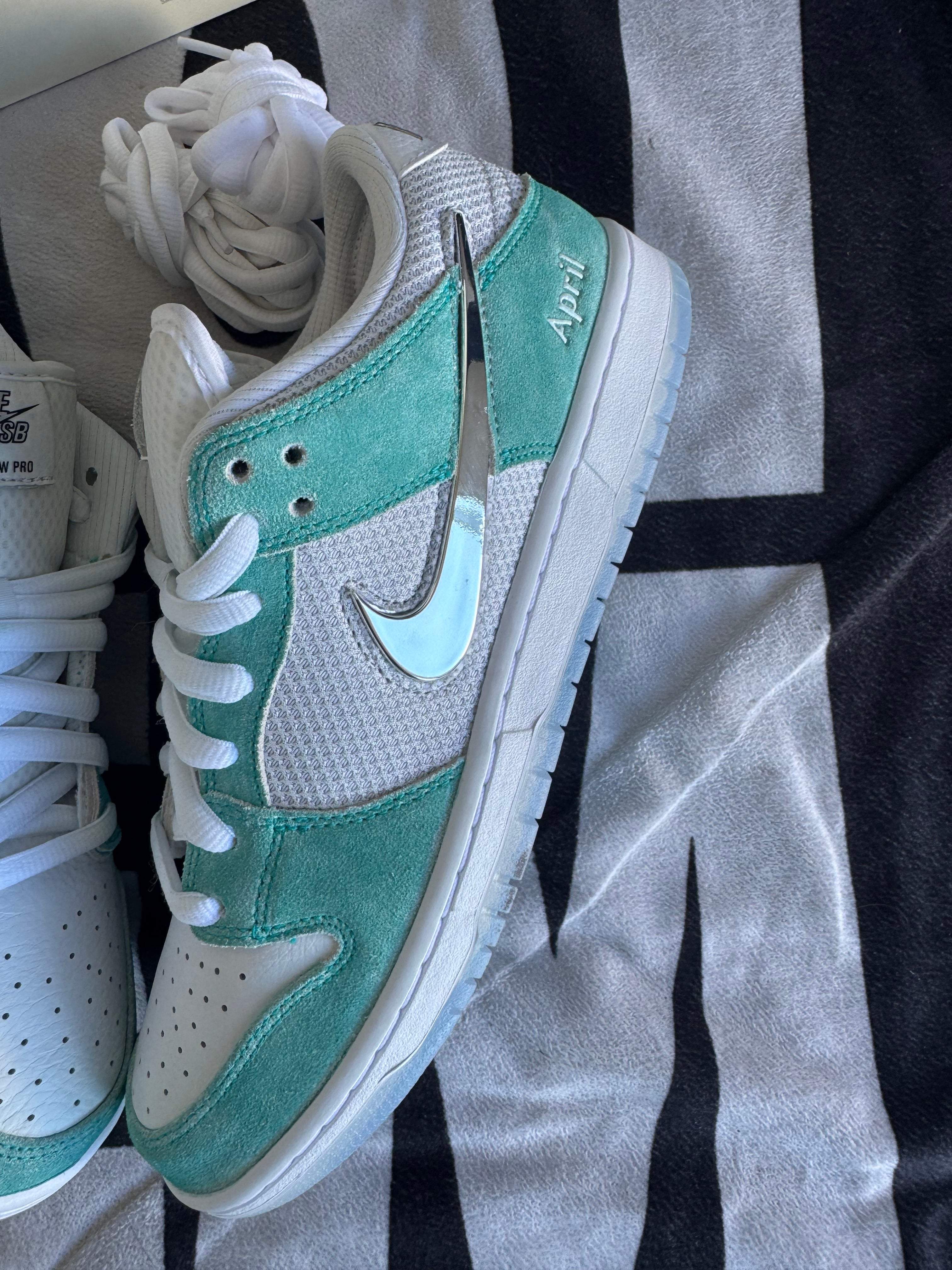 Nike SB Dunk Low April Skateboards (Taille 44)