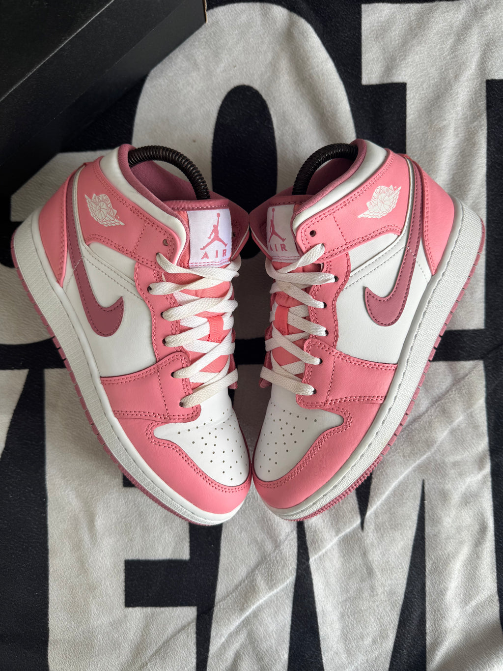 Jordan 1 Mid Valentine's Day 2023 (Taille 37.5)