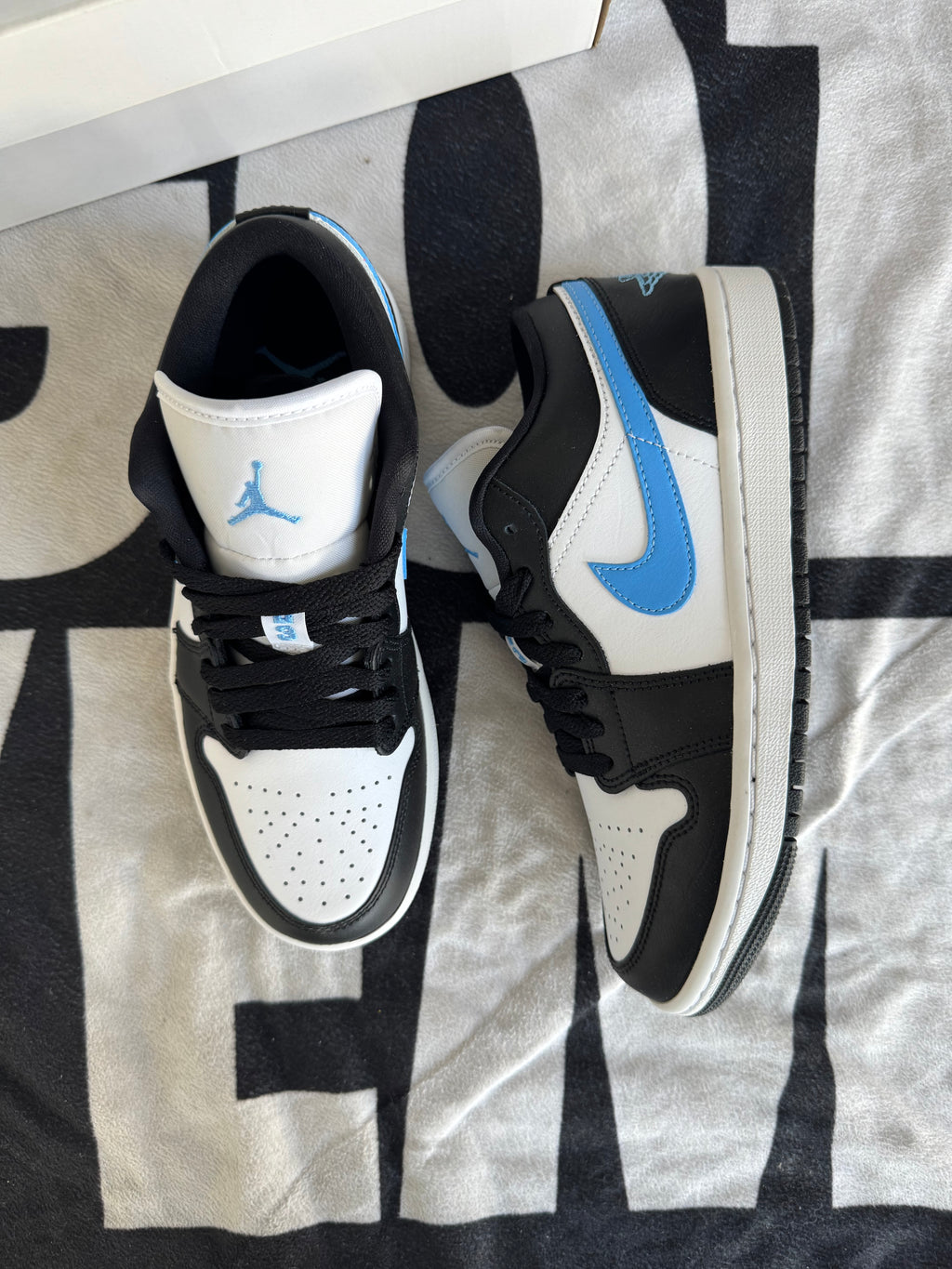 Jordan 1 Low Black University Blue White WMNS (Taille 38)