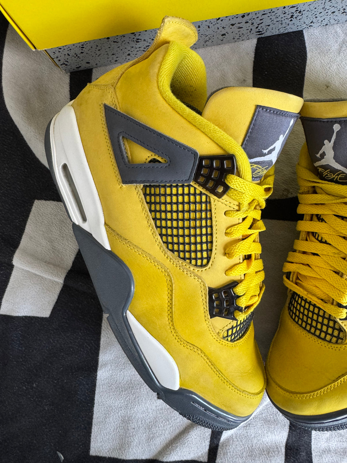 Jordan 4 Lightning 2021 (Taille 44)