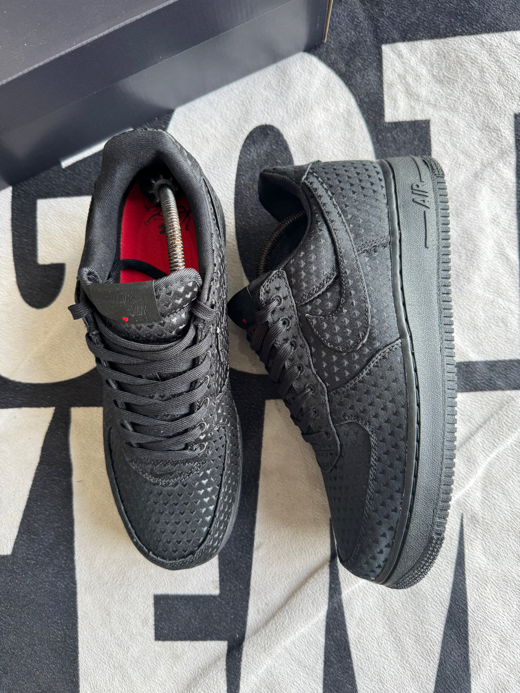 Nike Air Force 1 Low Valentine's Day Black 2026 (Taille 44)