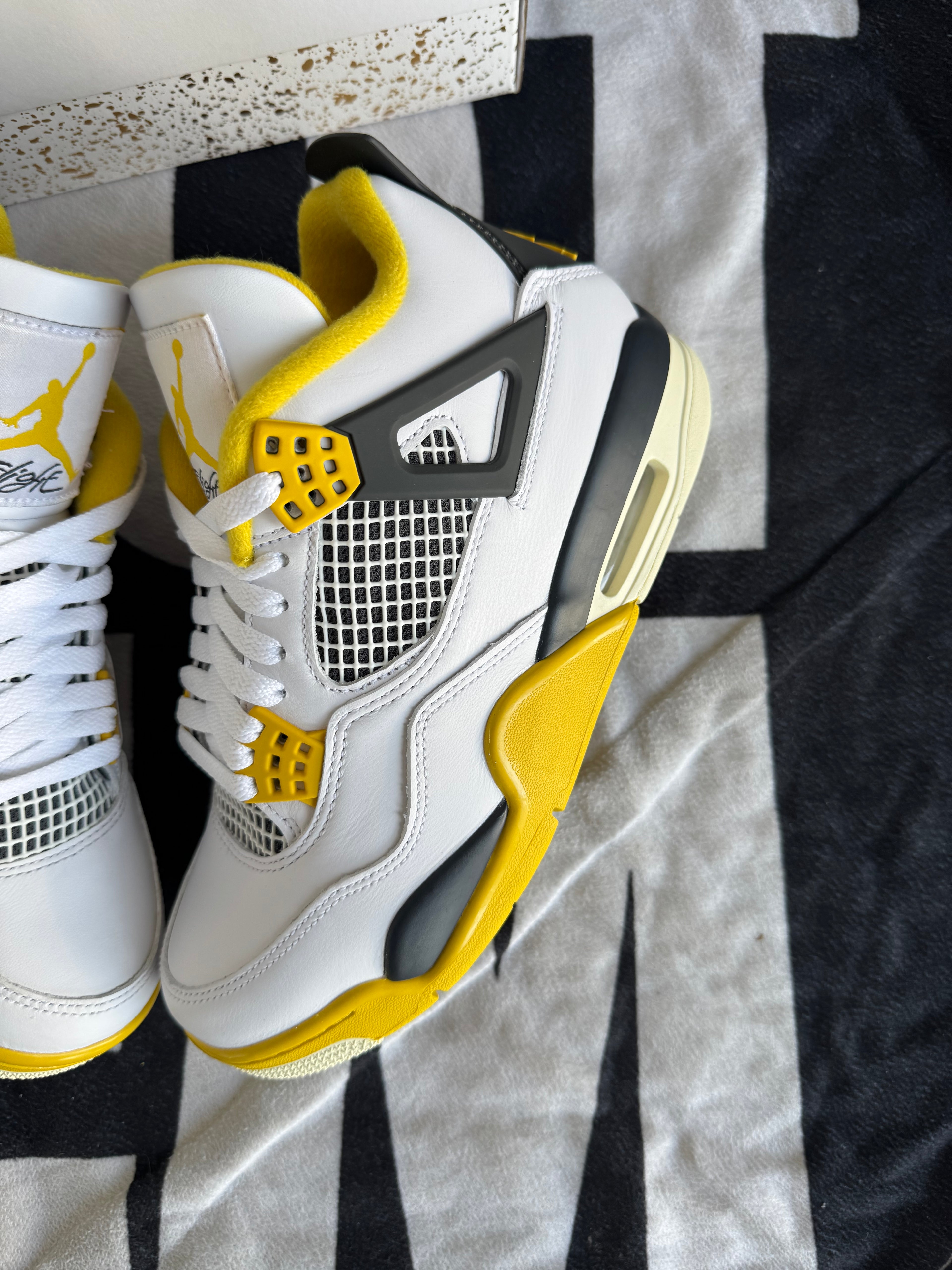 Air Jordan 4 Retro Vivid Sulfur (Taille 40)