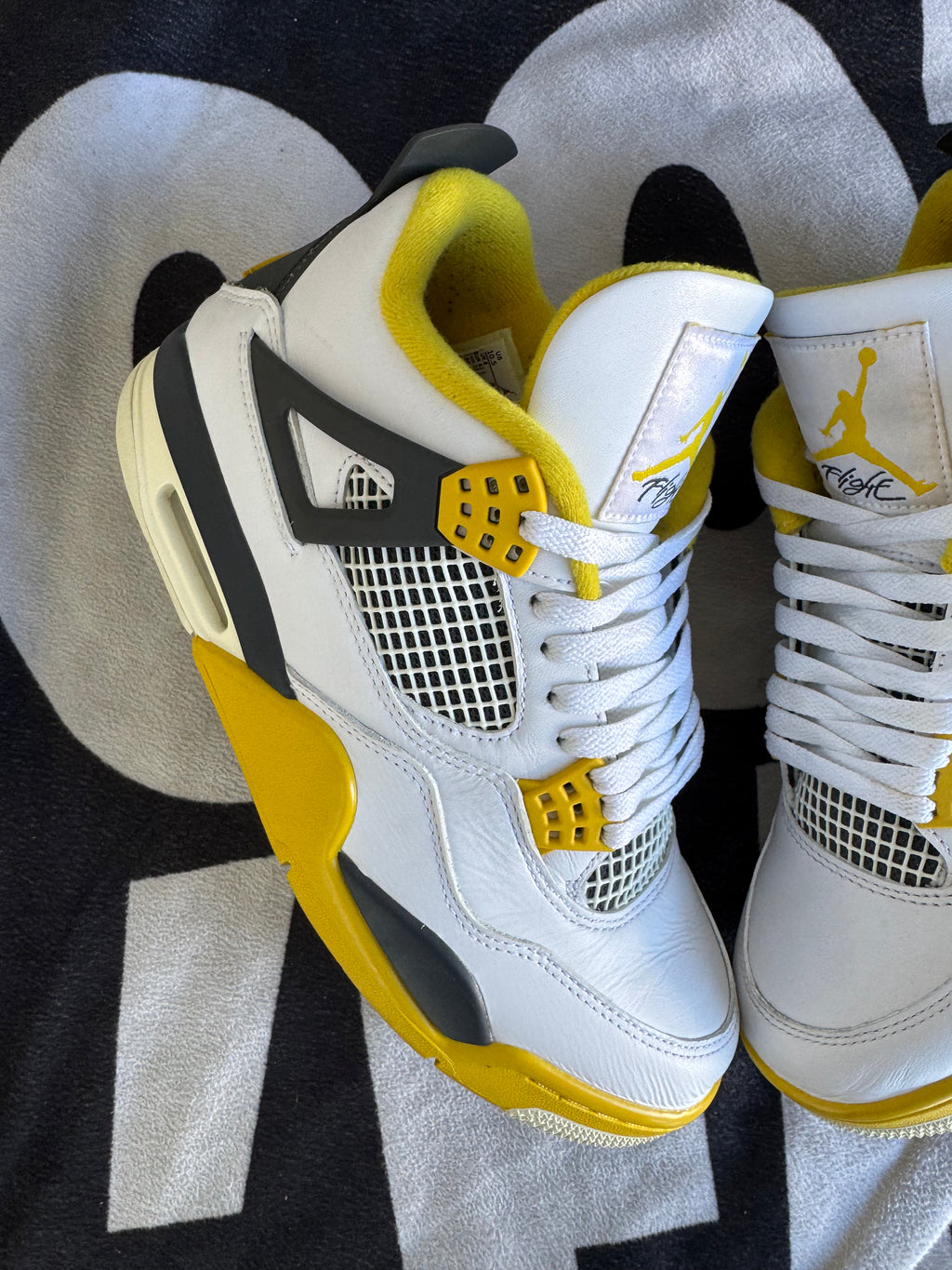 Jordan 4 Vivid Sulfur (Taille 42.5)