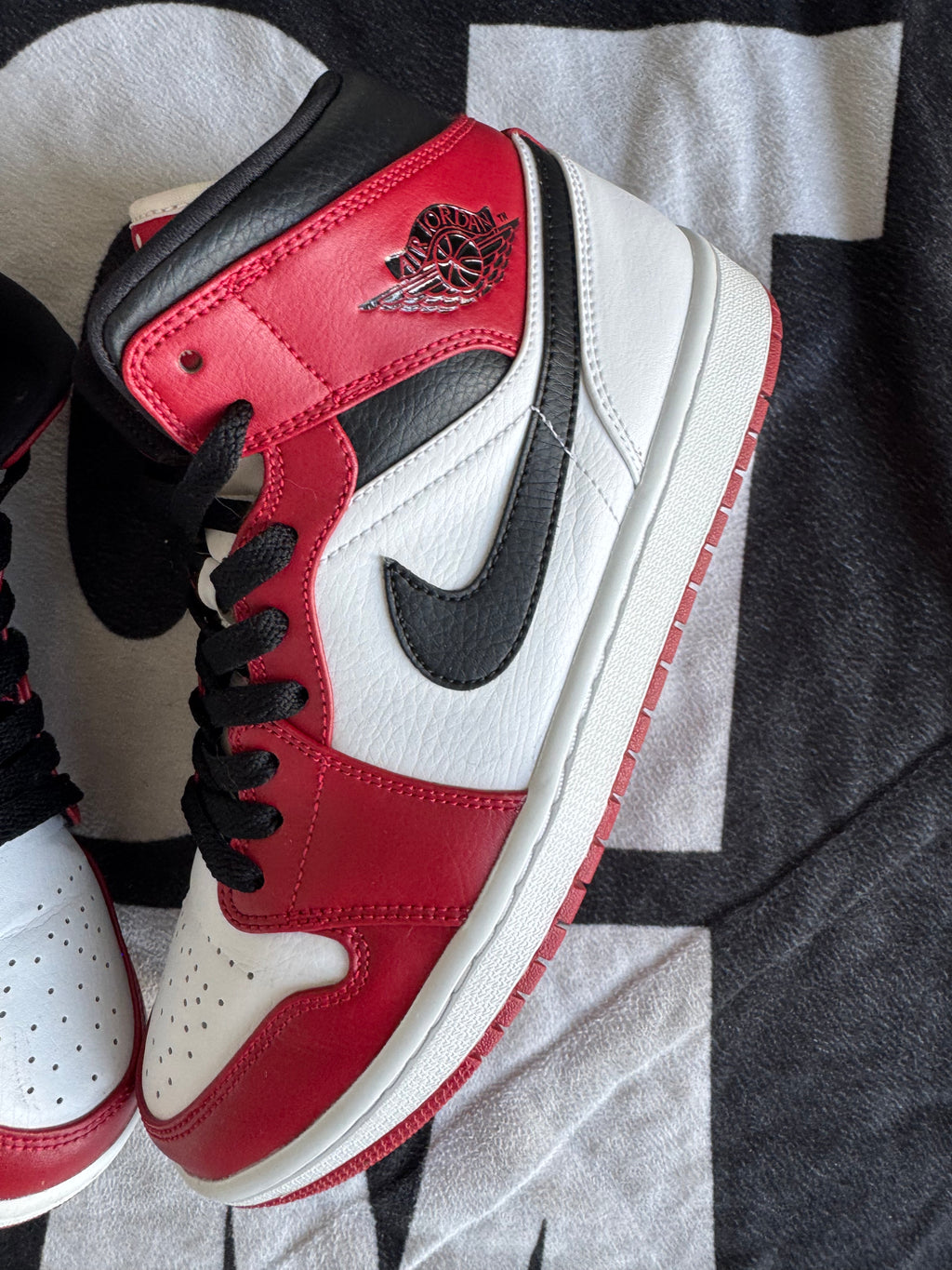 Jordan 1 Mid Chicago 2020 (Taille 42)