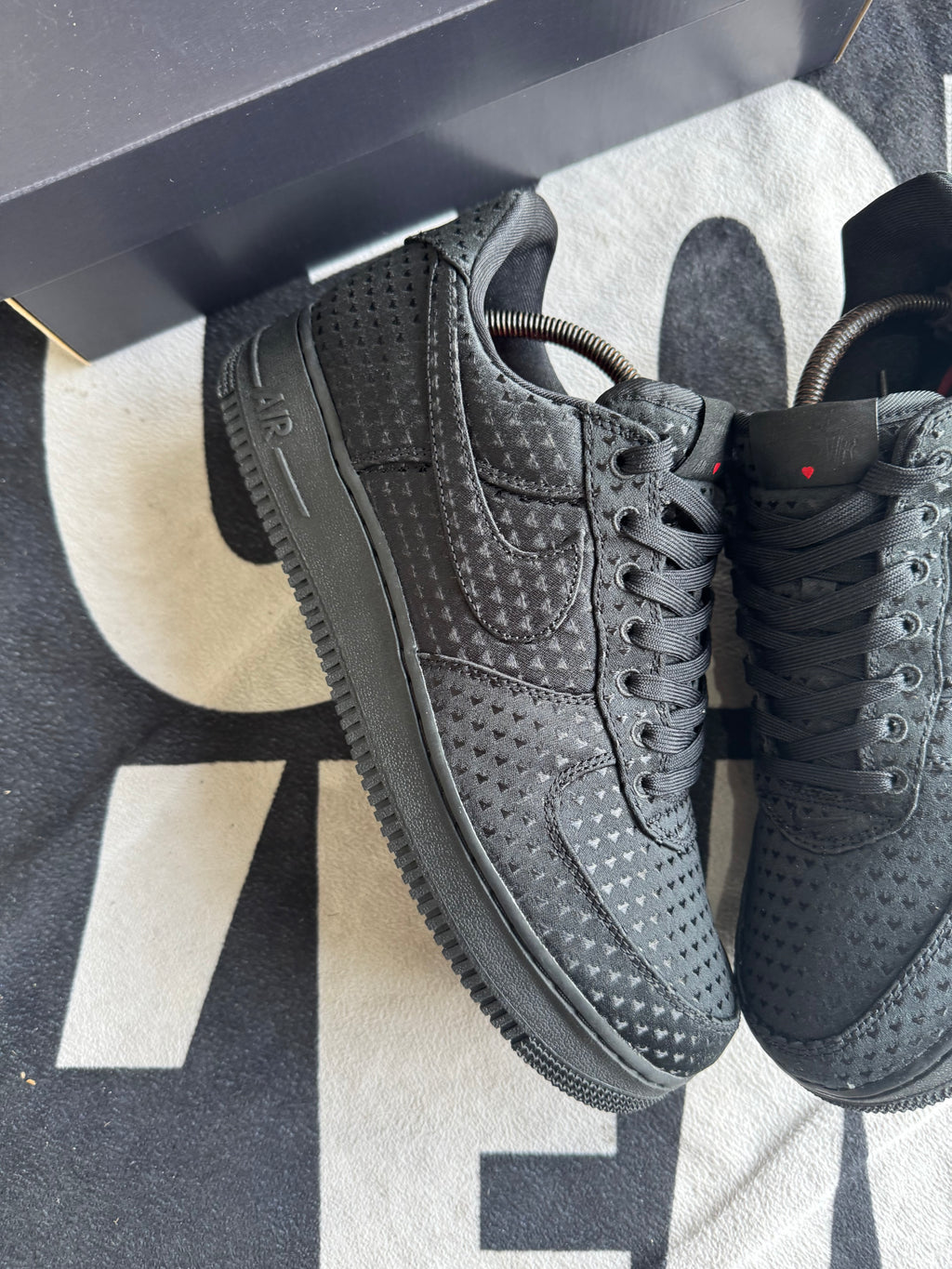 Nike Air Force 1 Low Valentine's Day Black 2026 (Taille 44)