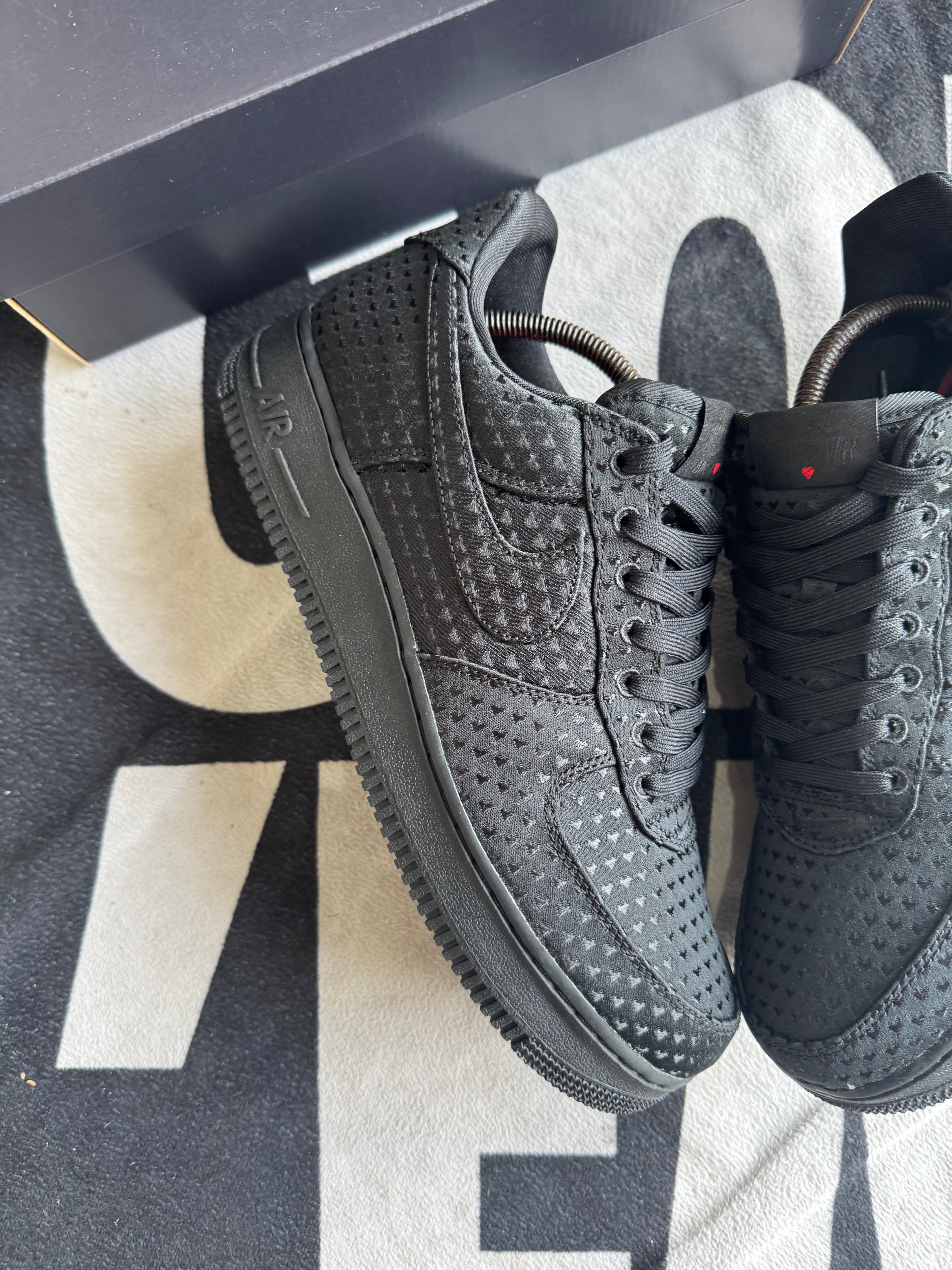 Nike Air Force 1 Low Valentine's Day Black 2026 (Taille 44)