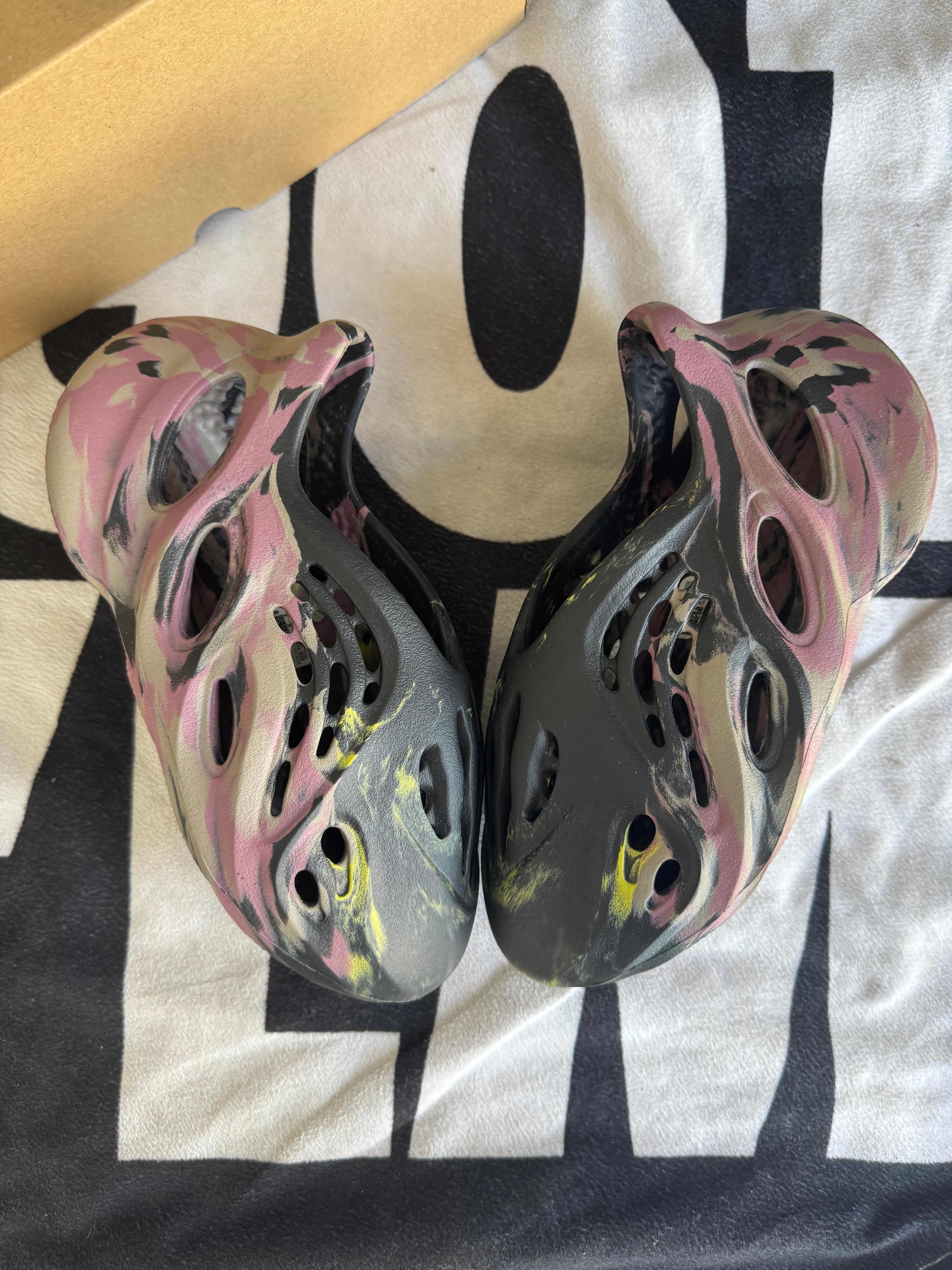 Yeezy Foam RNR MX Cinder (Taille 38)