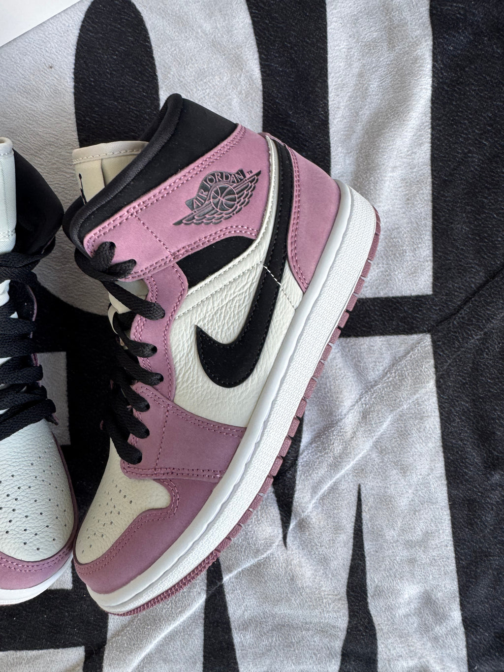 Air Jordan 1 Mid SE Light Mulberry (Taille 38)