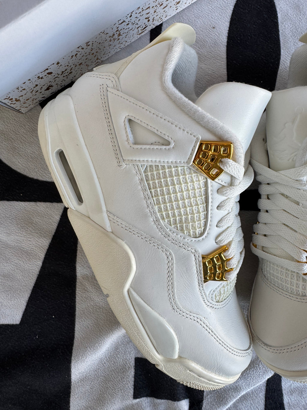 Jordan 4 Metallic Gold WMNS (Taille 39)