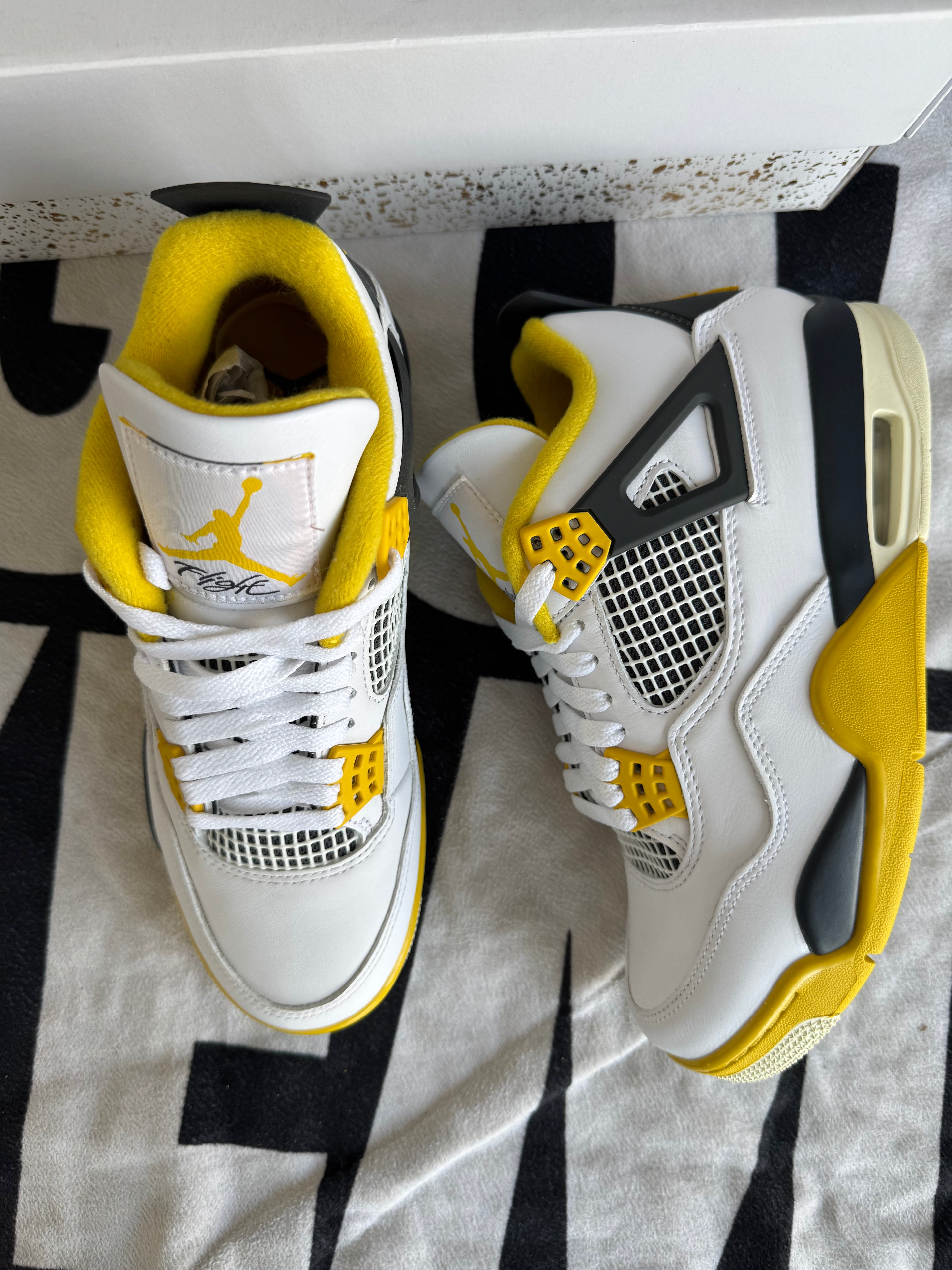 Air Jordan 4 Retro Vivid Sulfur (Taille 40)