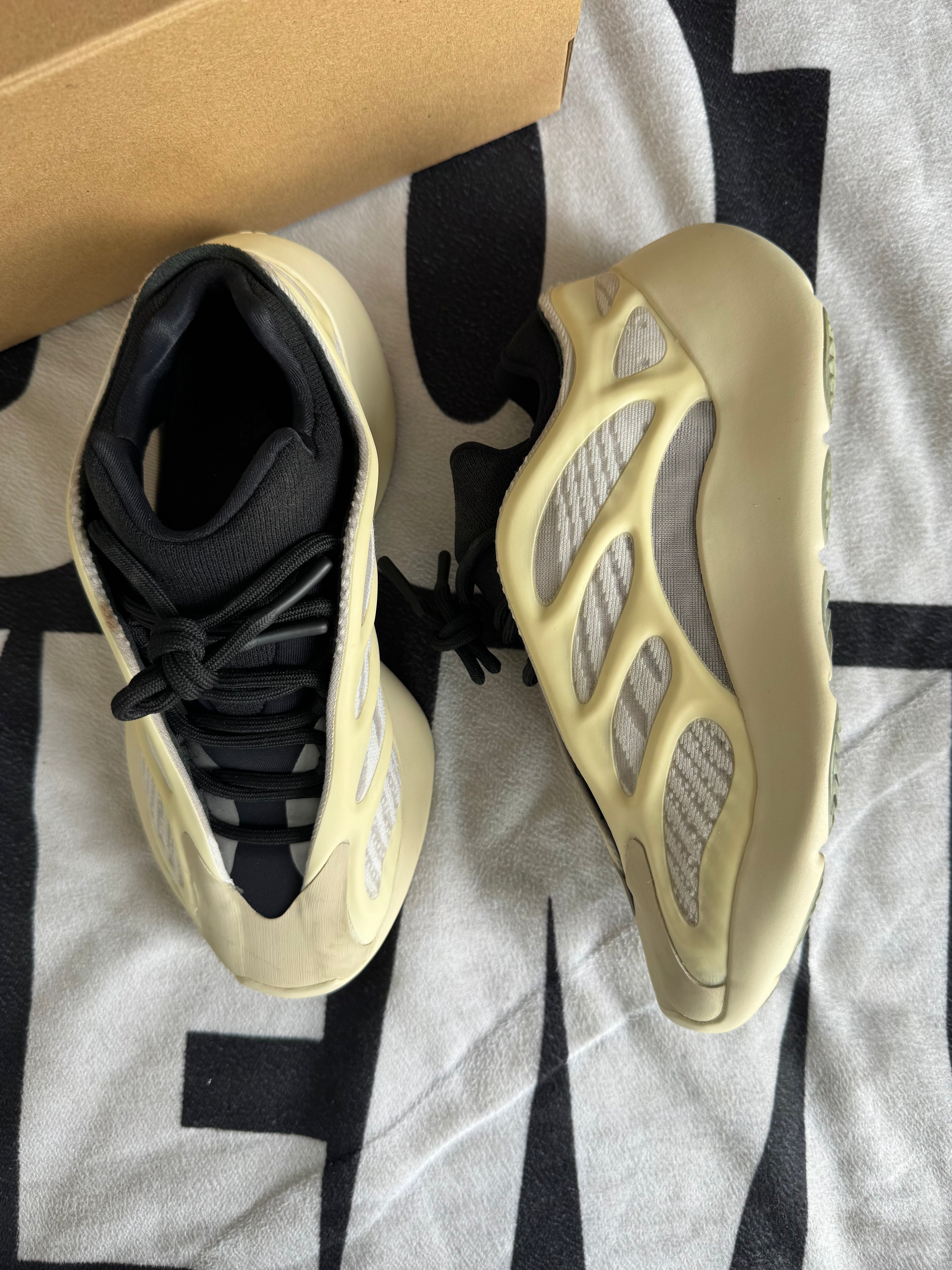 adidas Yeezy 700 V3 Azael (Taille 37 1/3)