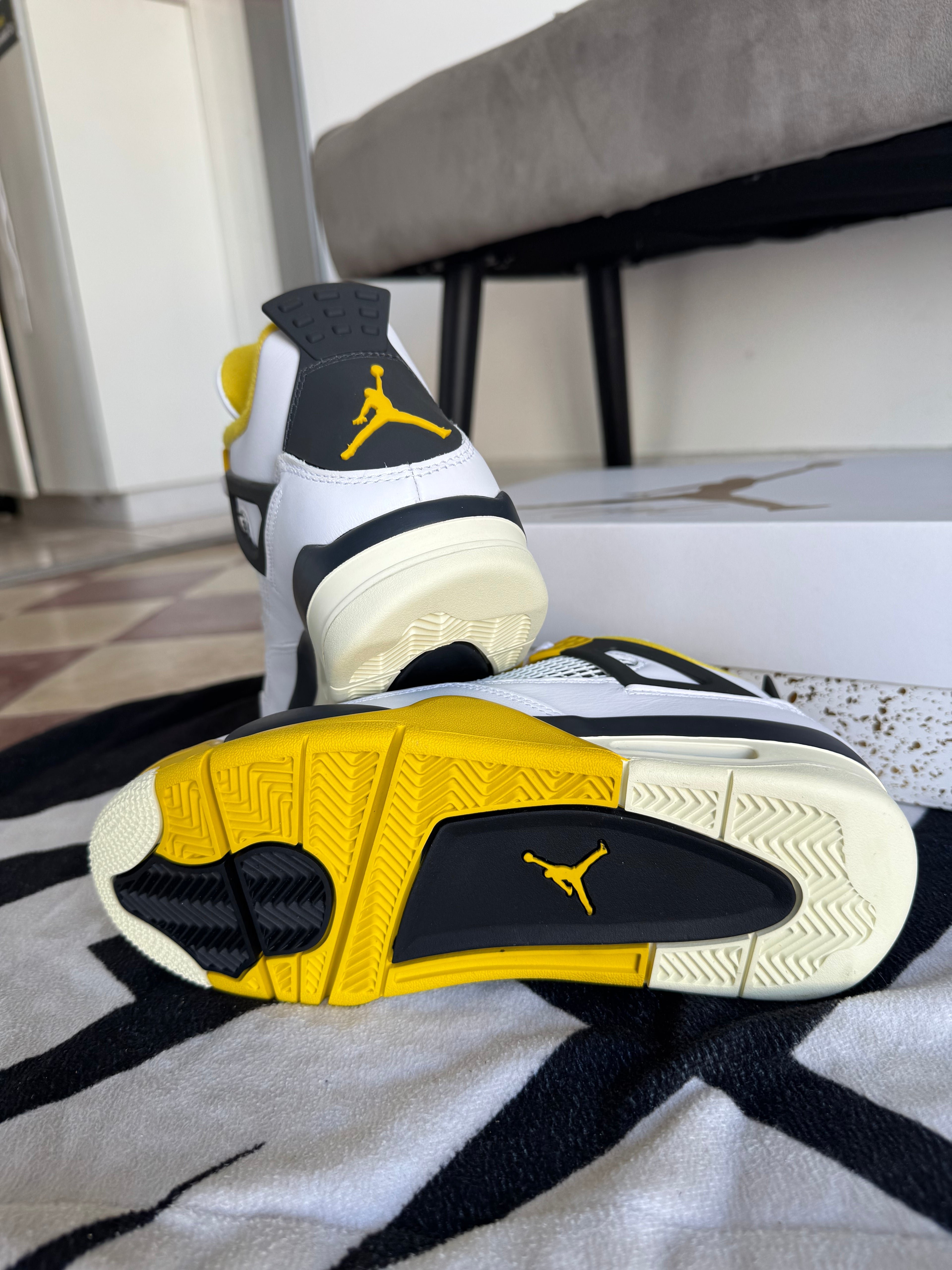 Air Jordan 4 Retro Vivid Sulfur (Taille 40)