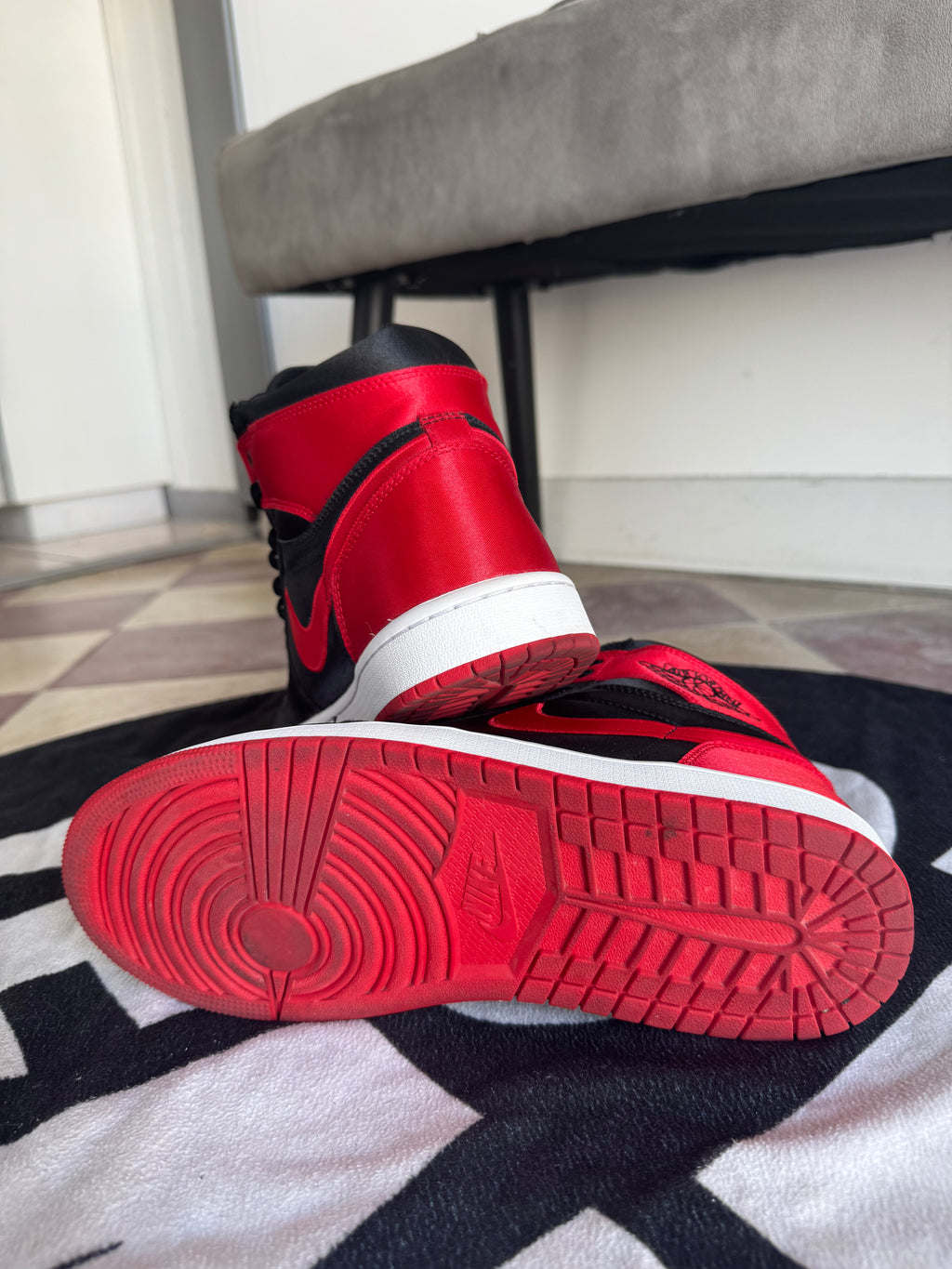 Jordan 1 High Satin Bred (Taille 42.5)