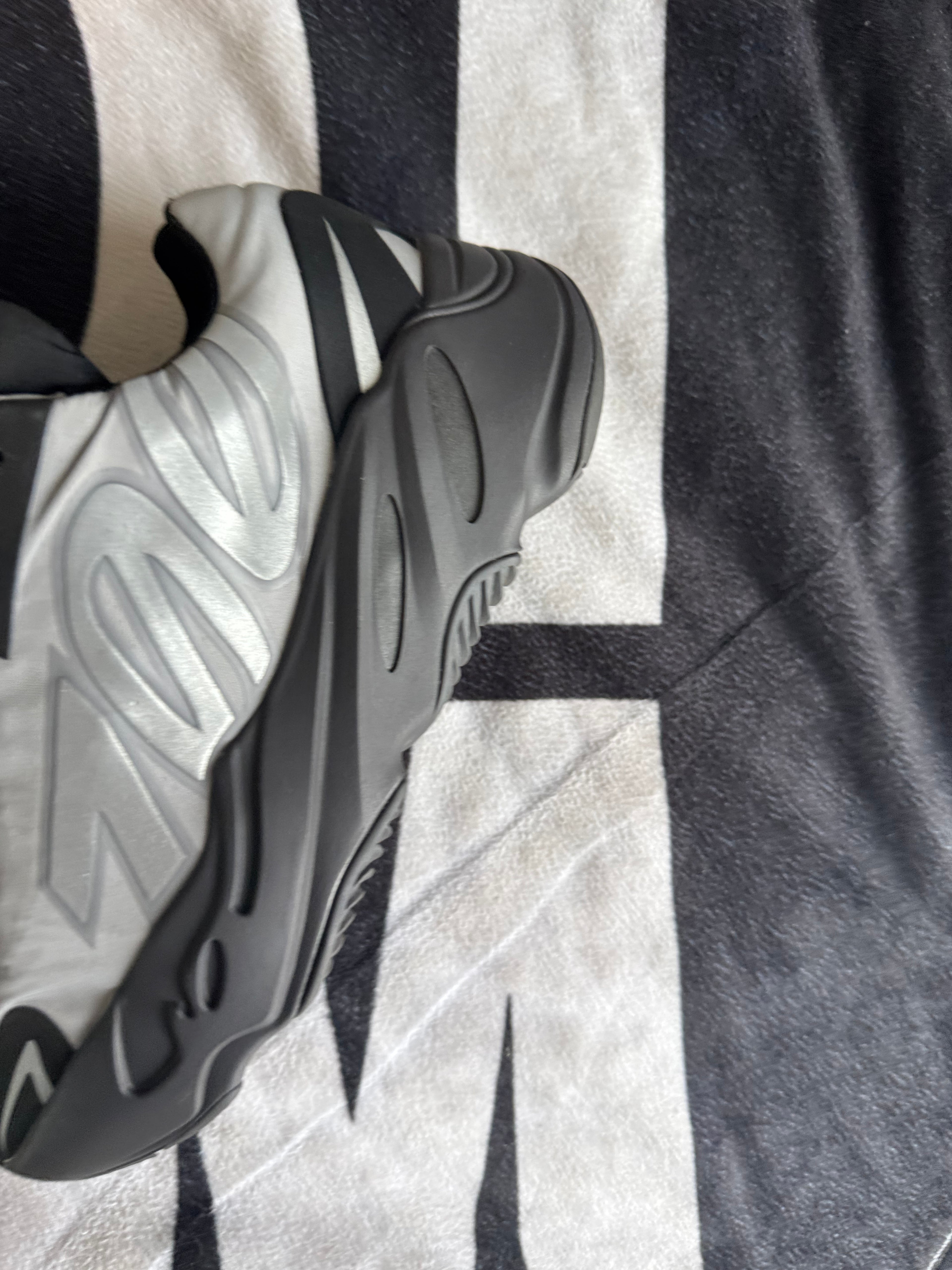 adidas Yeezy Boost 700 MNVN Metallic (Taille 37 1/3)