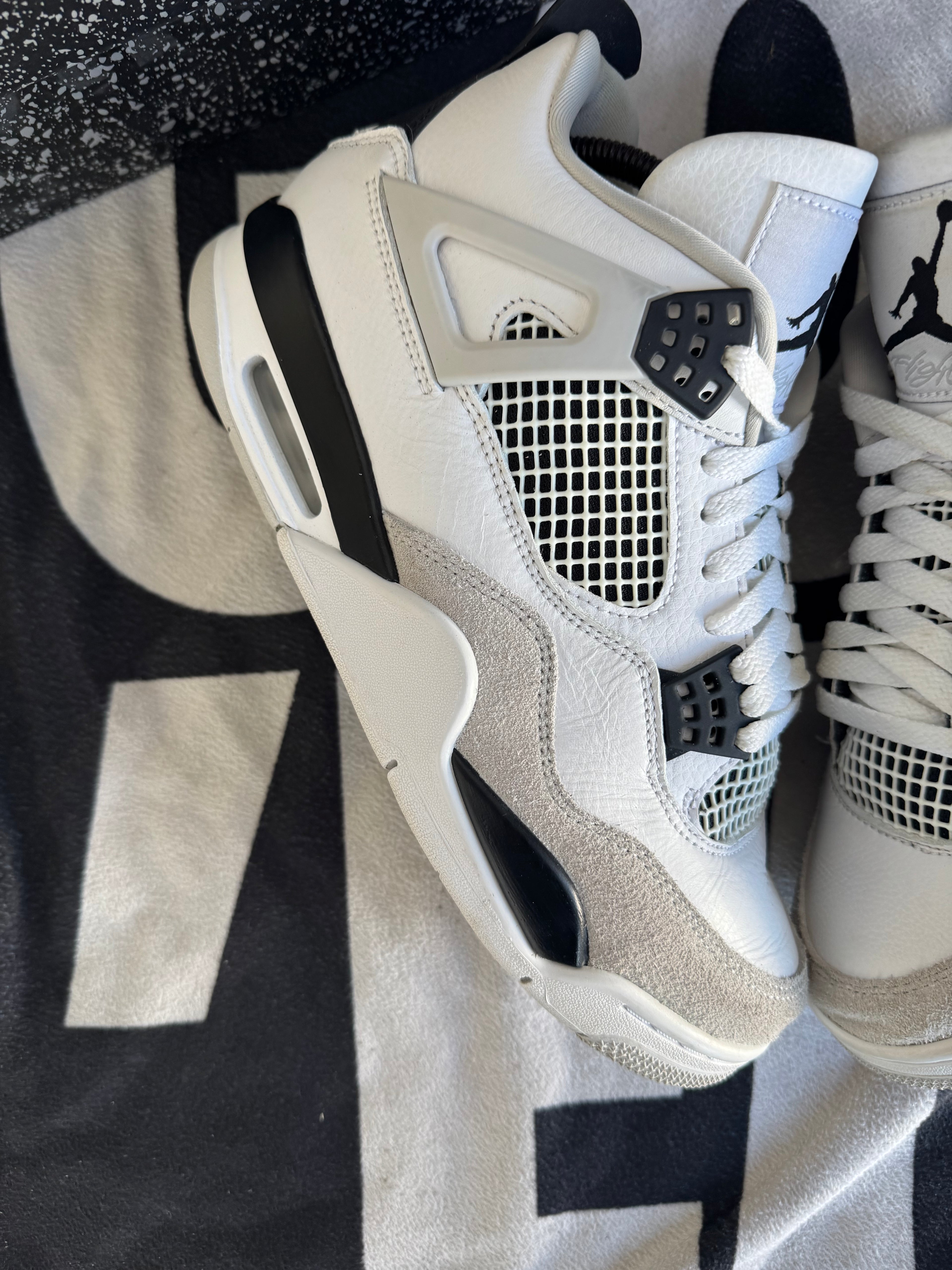 Jordan 4 Military Black (Taille 42)