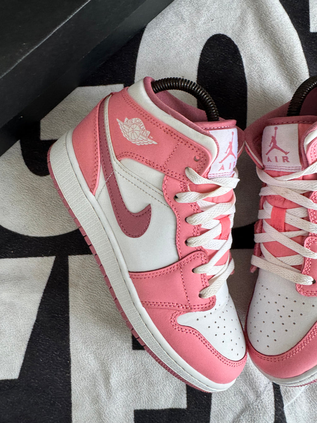 Jordan 1 Mid Valentine's Day 2023 (Taille 37.5)
