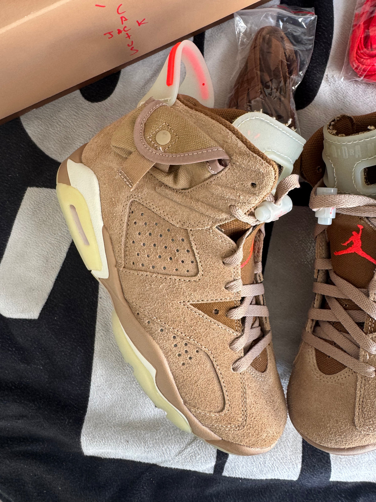 Jordan 6 Travis Scott British Khaki (Taille 39)