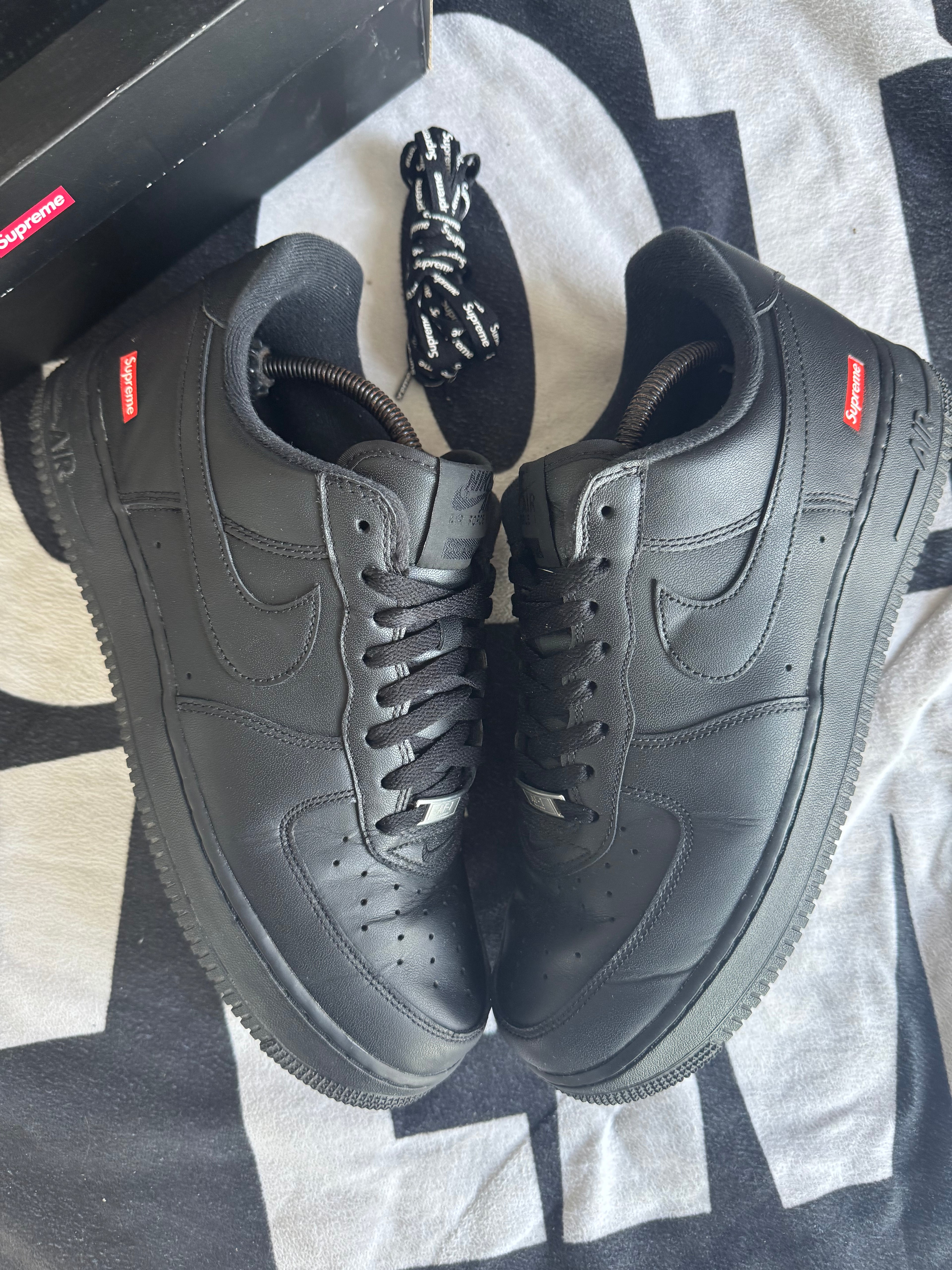 Nike Air Force 1 Low Supreme Black (Taille 45)