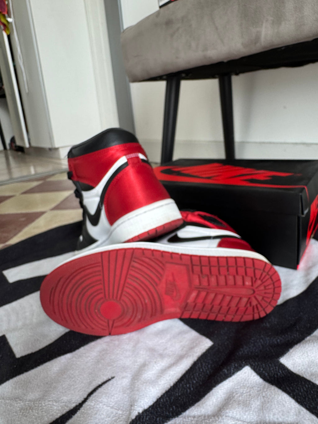 Jordan 1 High Satin Black Toe (Taille 37.5)
