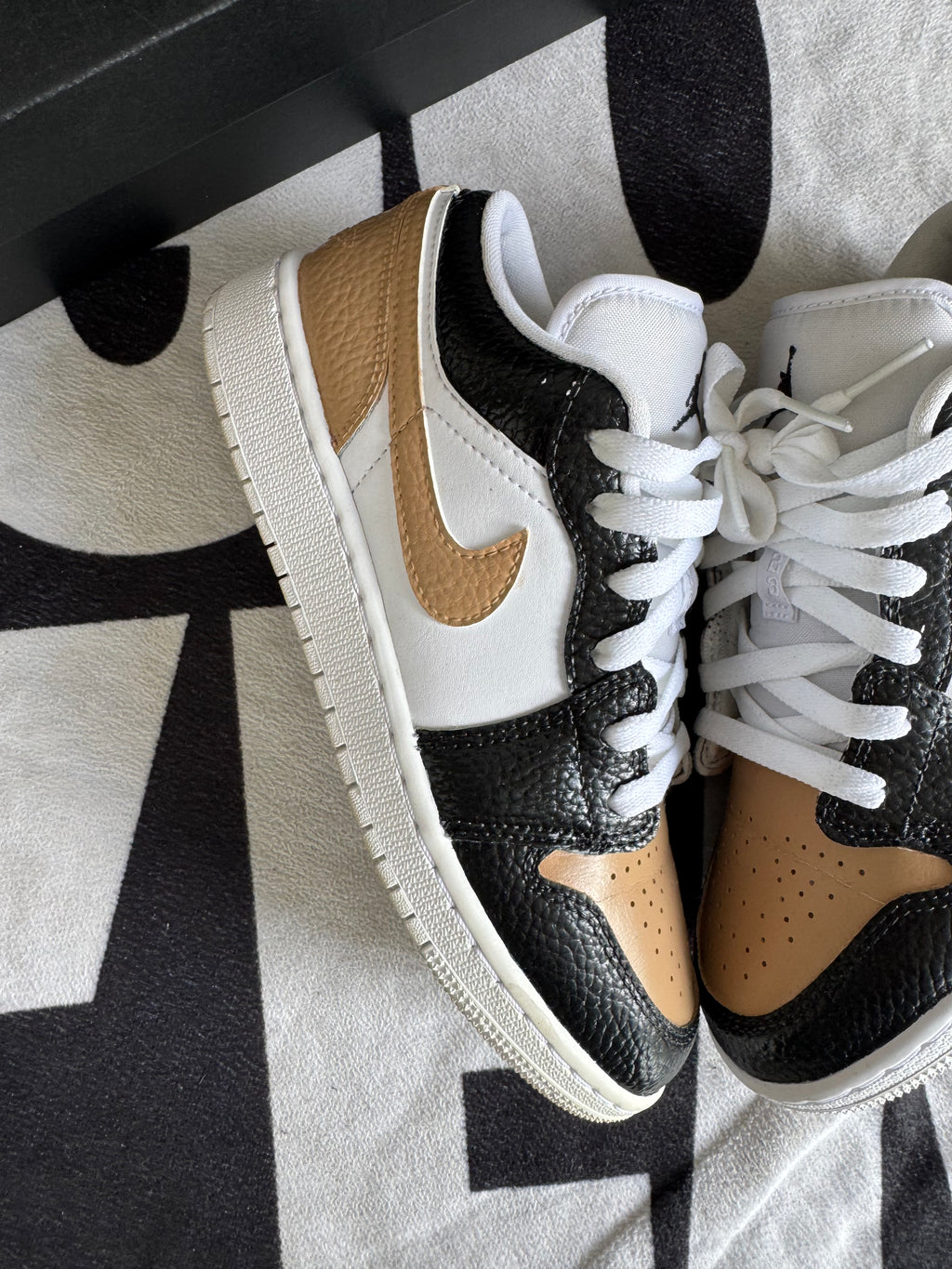Jordan 1 Low White Custom (Taille 36)