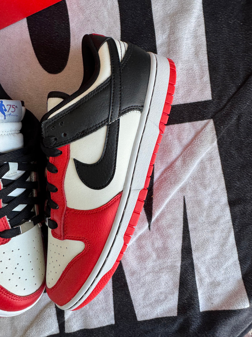 Nike Dunk Low EMB NBA 75th Anniversary Chicago (Taille 42)