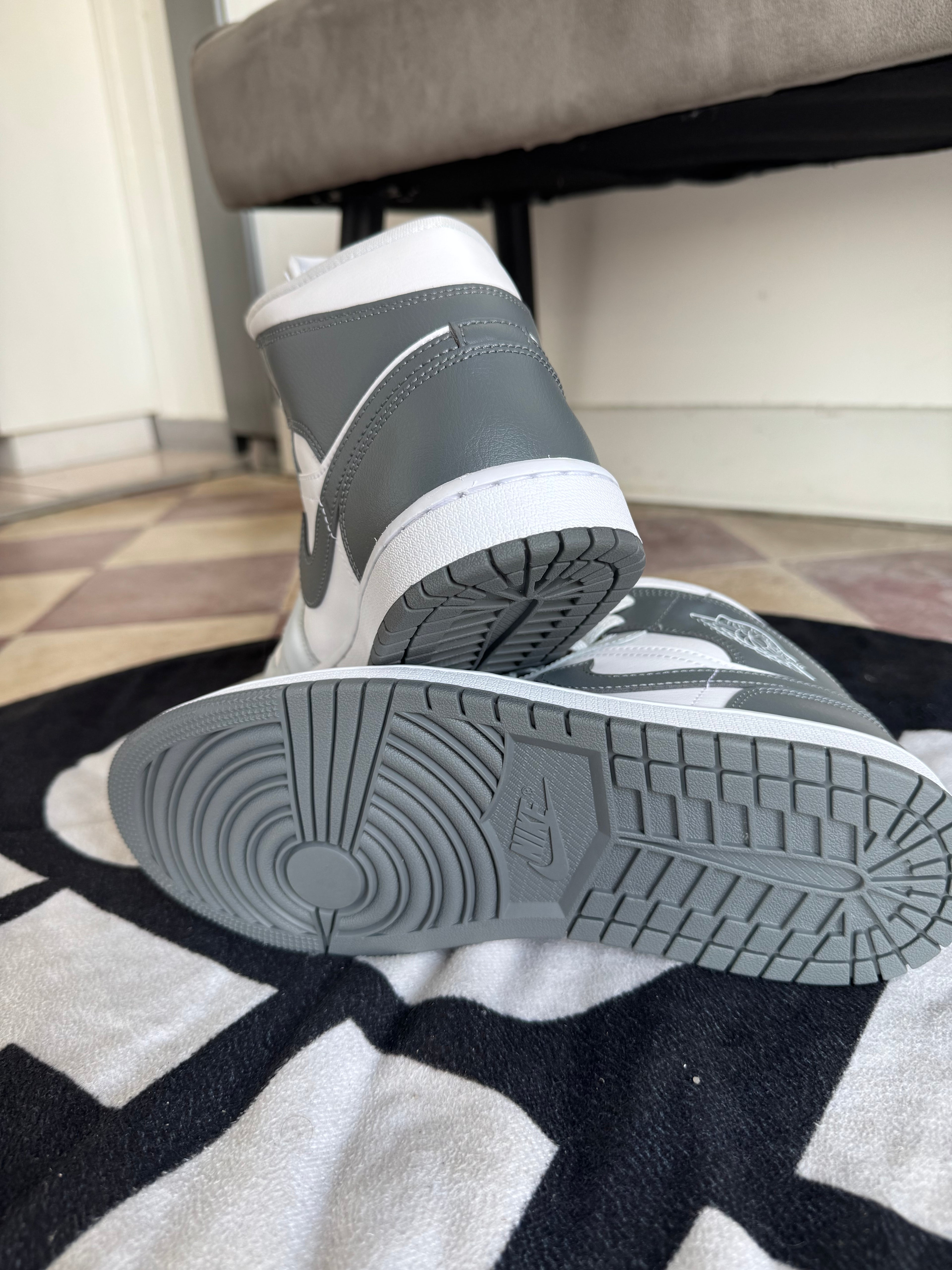 Jordan 1 Mid White Smoke Grey (Taille 42)