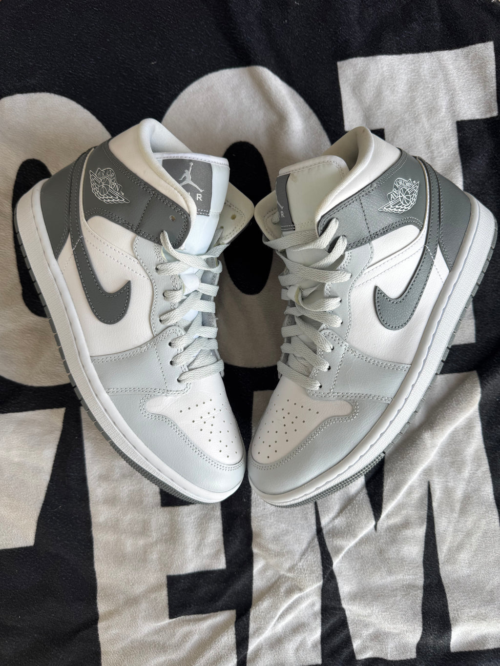 Jordan 1 Mid White Smoke Grey (Taille 42)