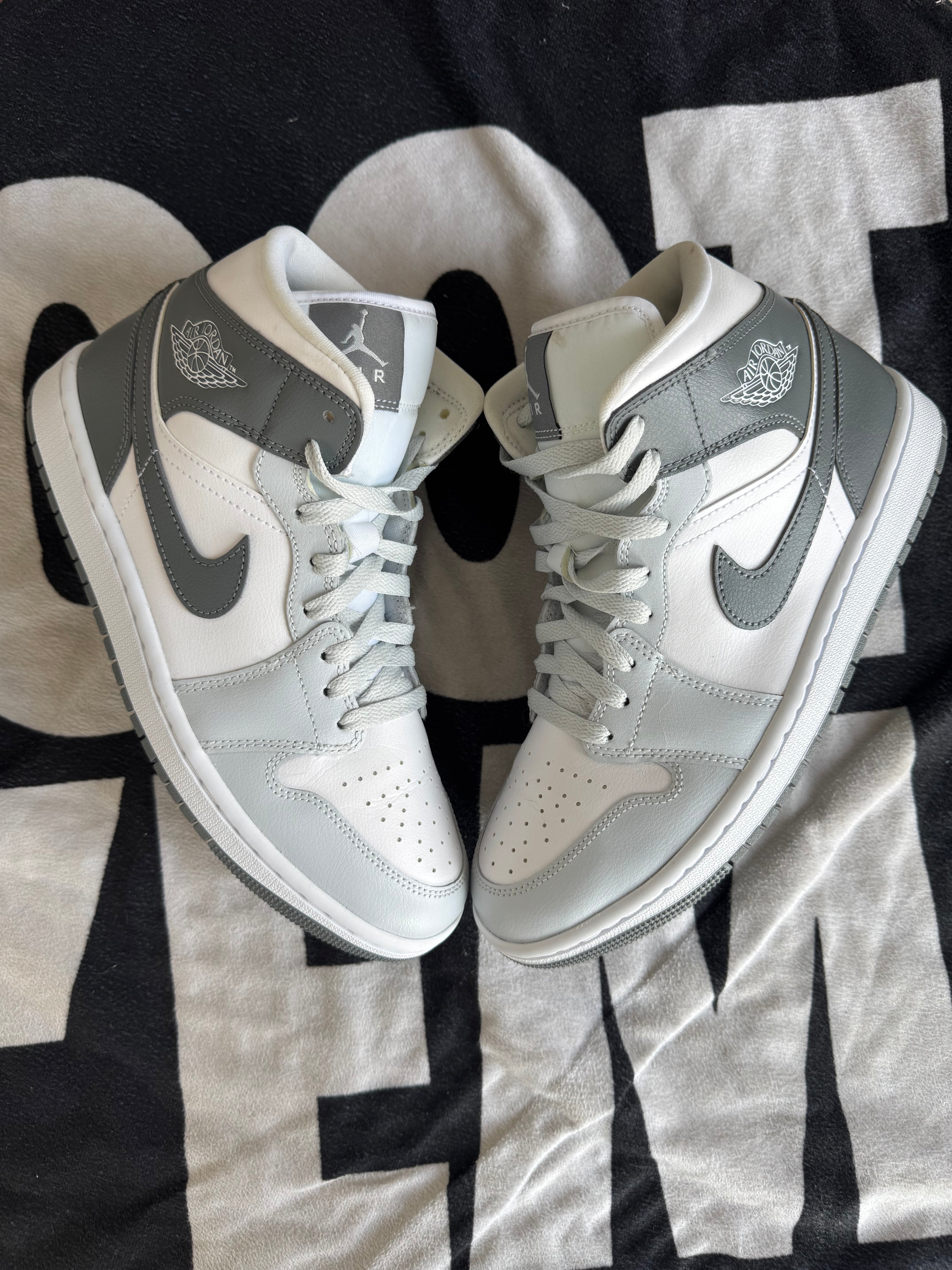 Jordan 1 Mid White Smoke Grey (Taille 42)