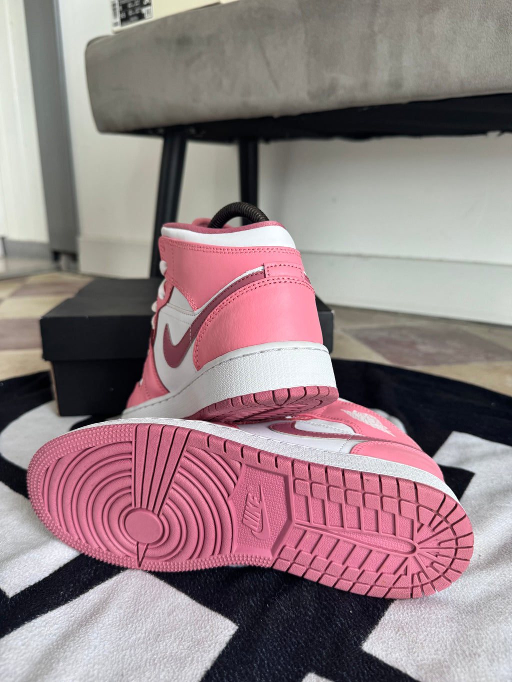 Jordan 1 Mid Valentine's Day 2023 (Taille 37.5)