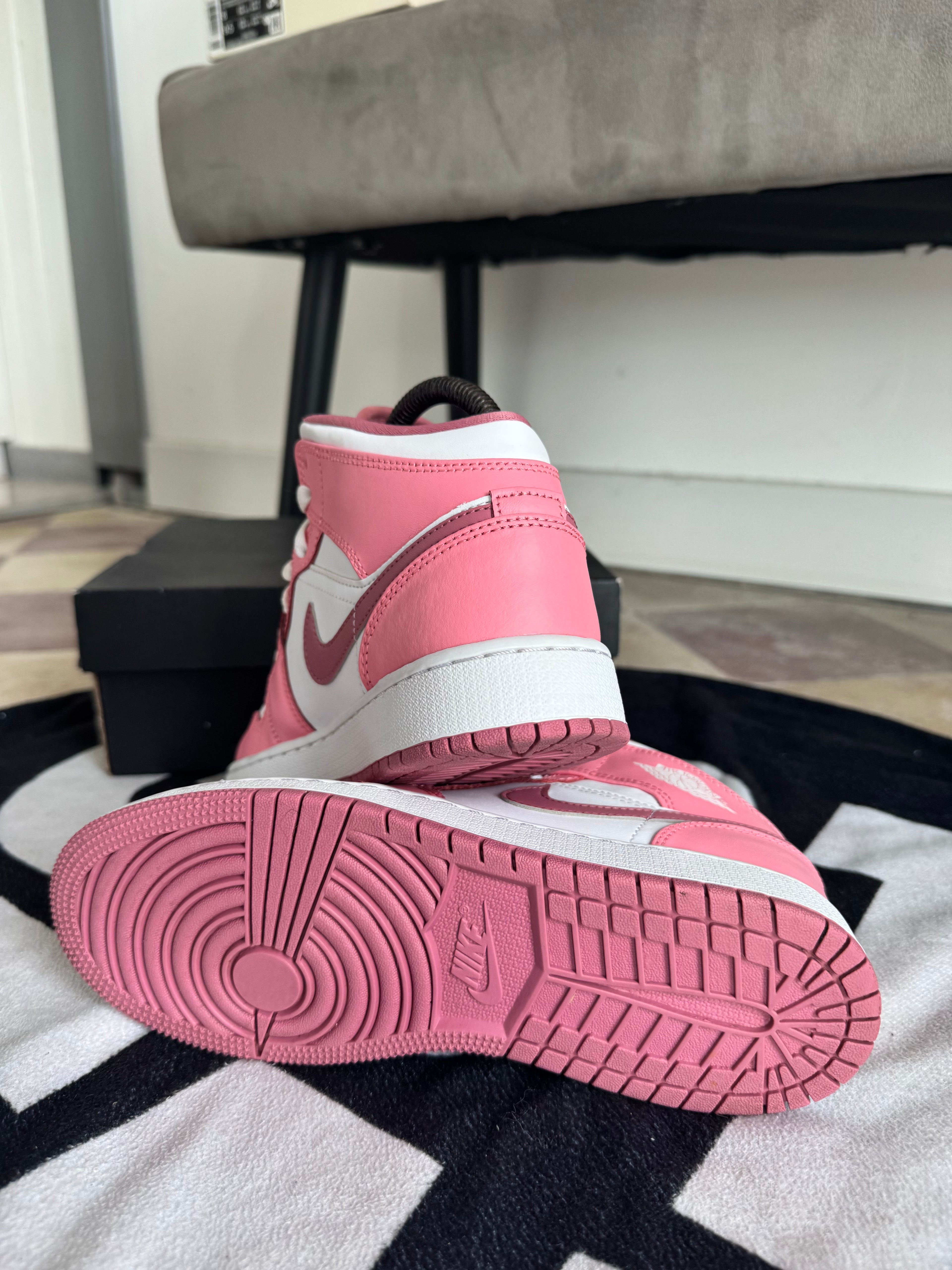 Jordan 1 Mid Valentine's Day 2023 (Taille 37.5)