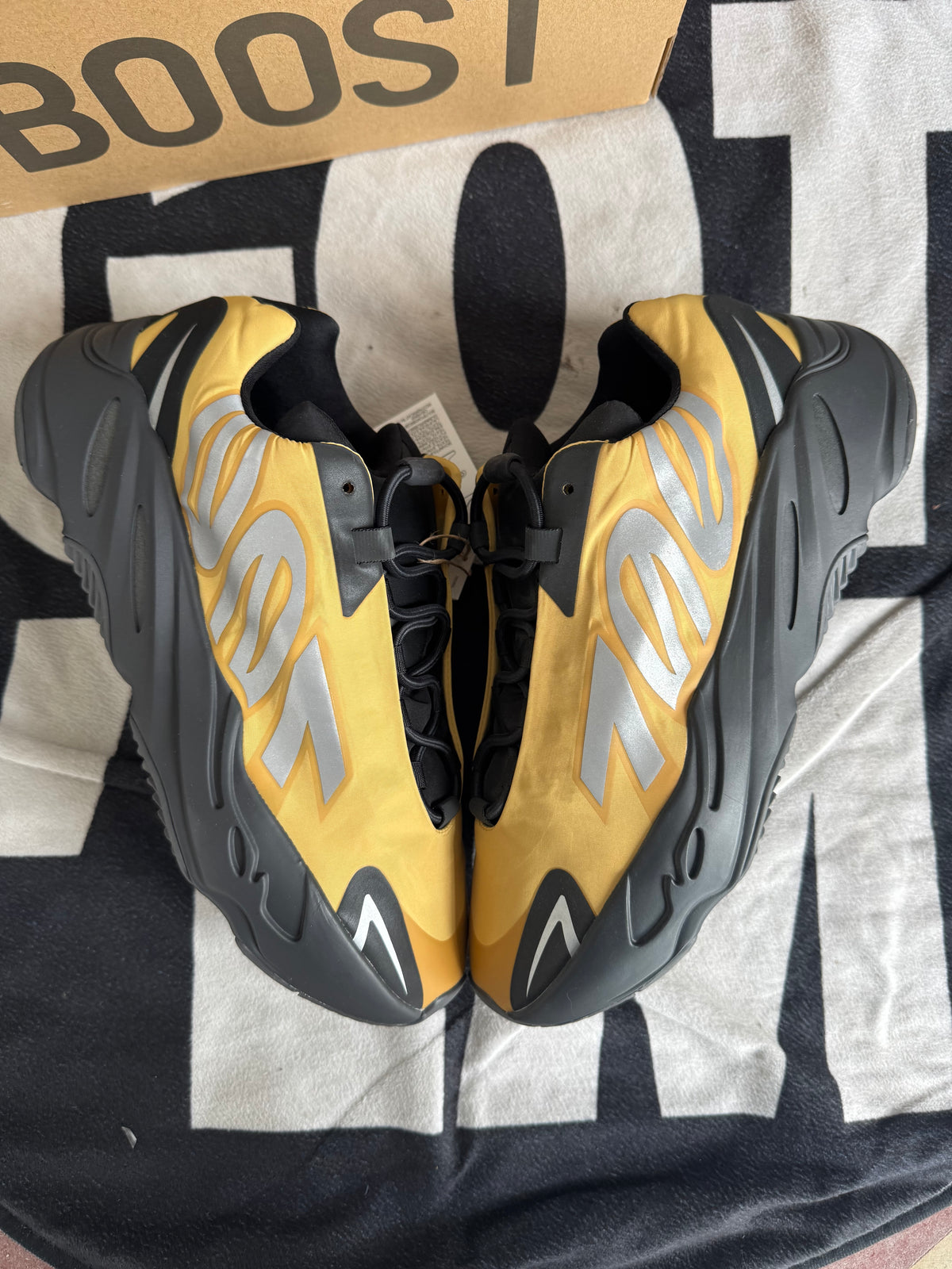 adidas Yeezy Boost 700 MNVN Honey Flux (Taille 45 1/3)