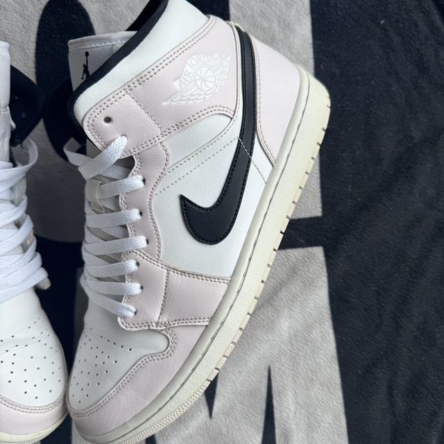Jordan 1 Mid Barely Rose wmns (Taille 44)
