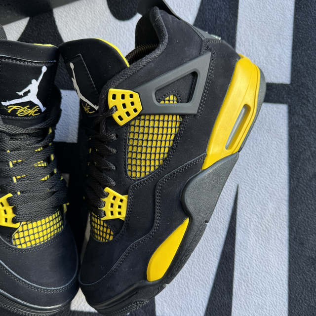 Jordan 4 Thunder 2023 (Taille 42)
