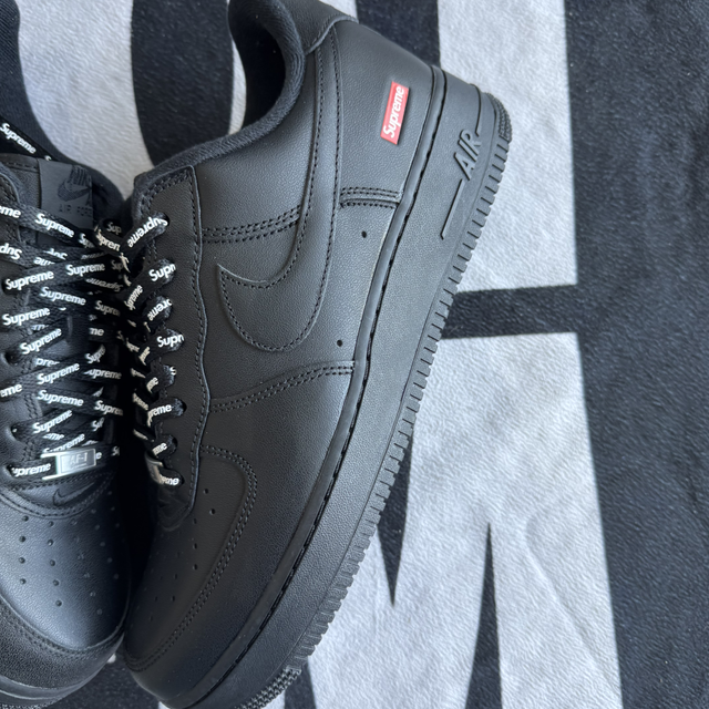 Nike Air Force 1 Low Supreme Black (Taille 44)