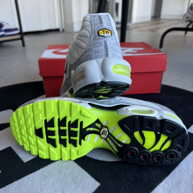 Nike Air Max Plus Platinum Grey Reflective Logos (Taille 42)