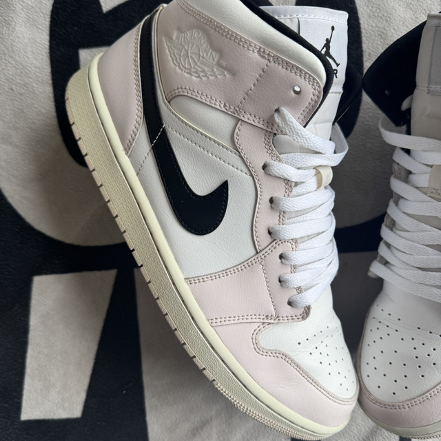 Jordan 1 Mid Barely Rose wmns (Taille 44)