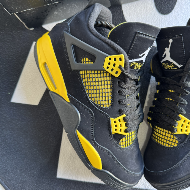 Jordan 4 Thunder 2023 (Taille 42)